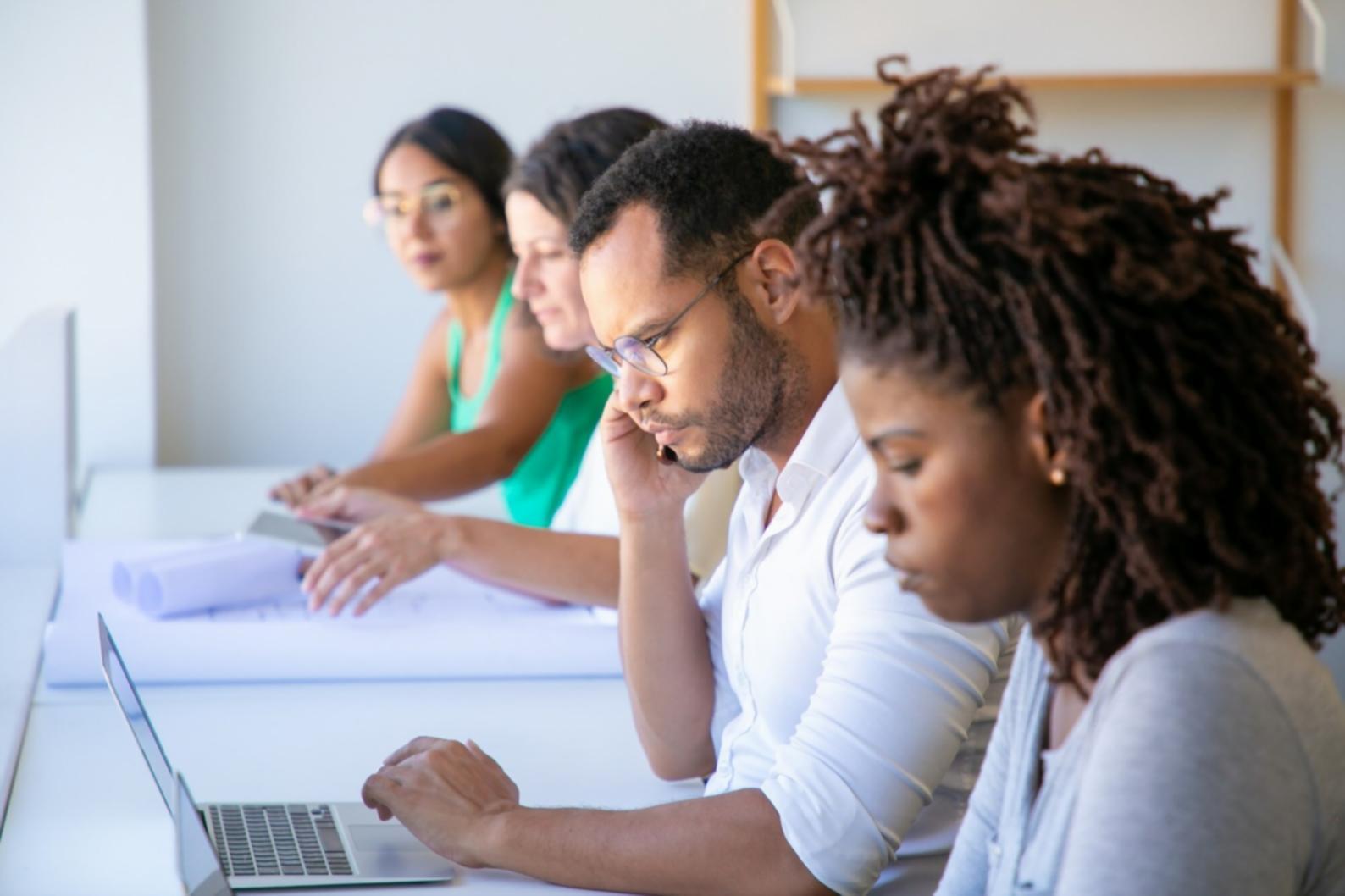 Teilnehmerin während eines Online-Webinars zur Finanzkommunikation